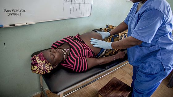 Schwangere bei  einer medizinischen Untersuchung im Krankenhaus.
