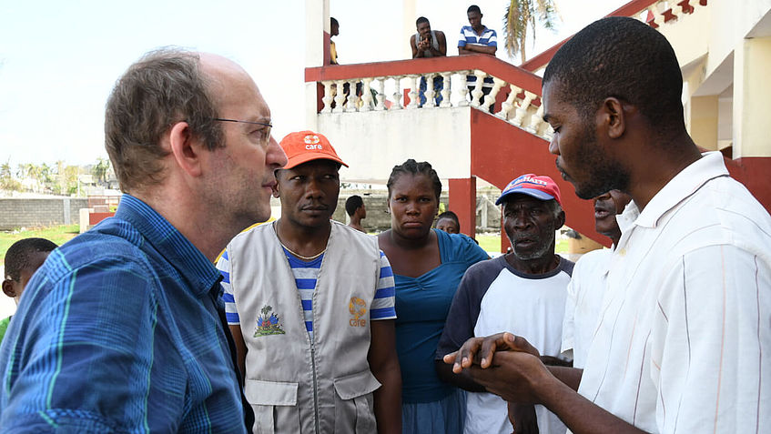 Jean-Michel Vigreux von CARE mit Haitianern nach Hurrikan Matthew