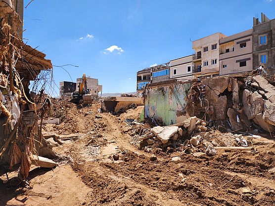  Zerstörte Straßen und Häuser zeugen von der verheerenden Naturkatastrophe.