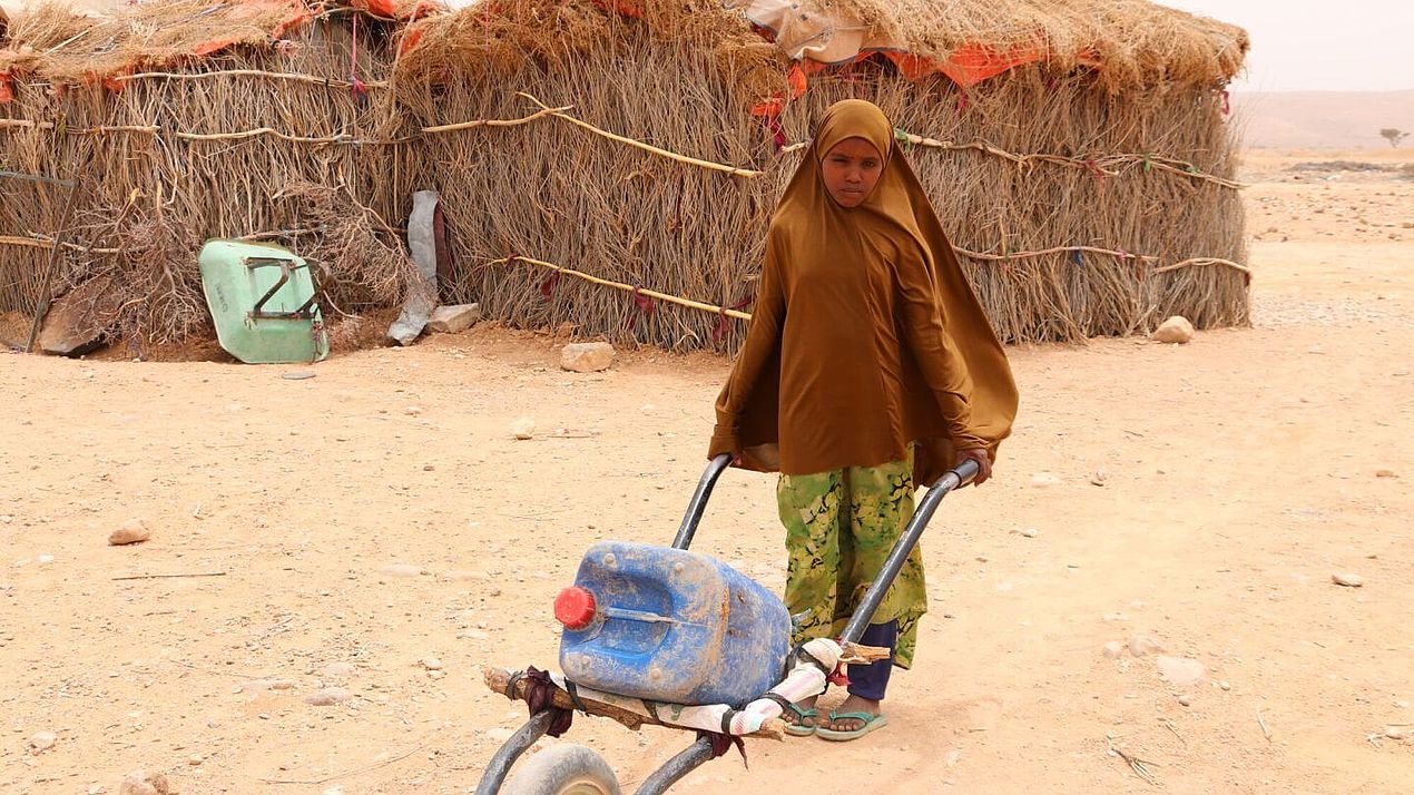 Sumaya schiebt Wasserkanister Sumaya schiebt einen Wasserkanister.