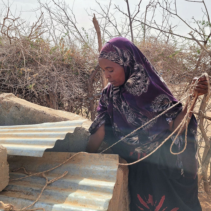 Asha Mohammed aus dem Qoyta Village in Somaliland holt Wasser vom Wassertank der Nachbarn