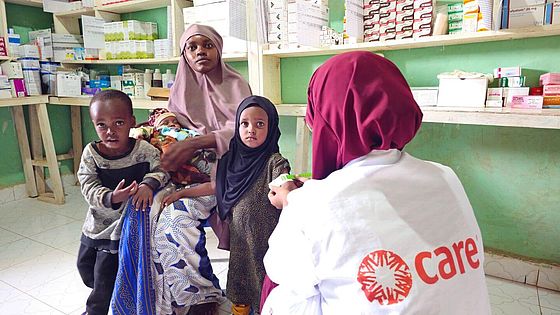 Khadra mit drei Kindern Khadra mit drei ihrer Kinder und einer Hebamme in einem Gesundheitszentrum.