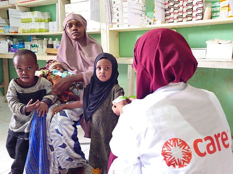 Khadra mit drei Kindern Khadra mit drei ihrer Kinder und einer Hebamme in einem Gesundheitszentrum.