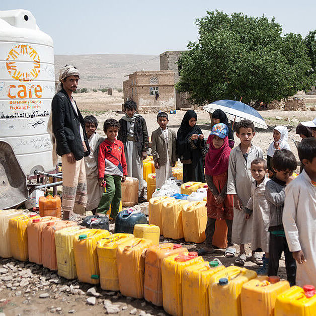 Kinder warten vor Wasserkanistern. Im Jemen fehlt es rund 20 Millionen Menschen an sauberem Trinkwasser. CARE ist bemüht, eine Wasserversorgung für möglichst viele Menschen herzustellen. (Foto: CARE/Holly Frew)