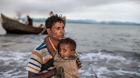 Vater und Sohn flüchten mit einem Boot. 