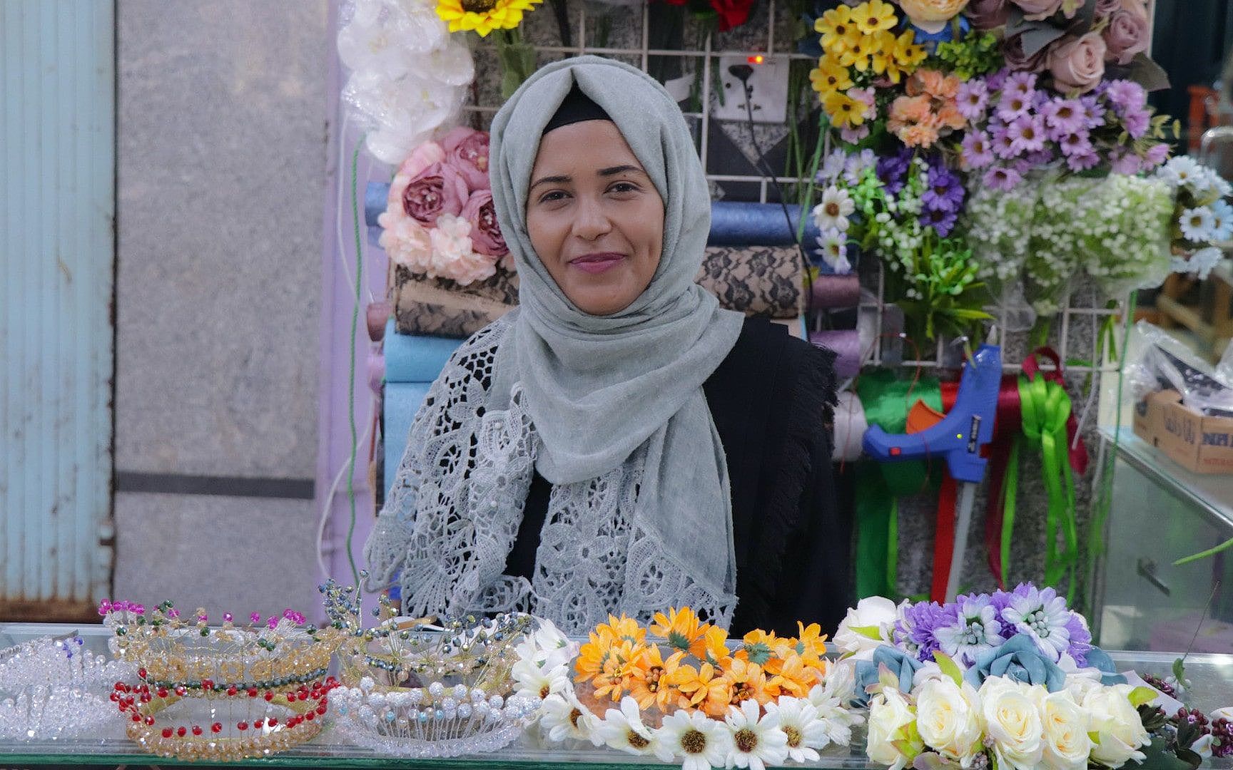 Wafa verkauft selbstgemachte Blumengestecke in ihrem Shop in Aden im Jemen