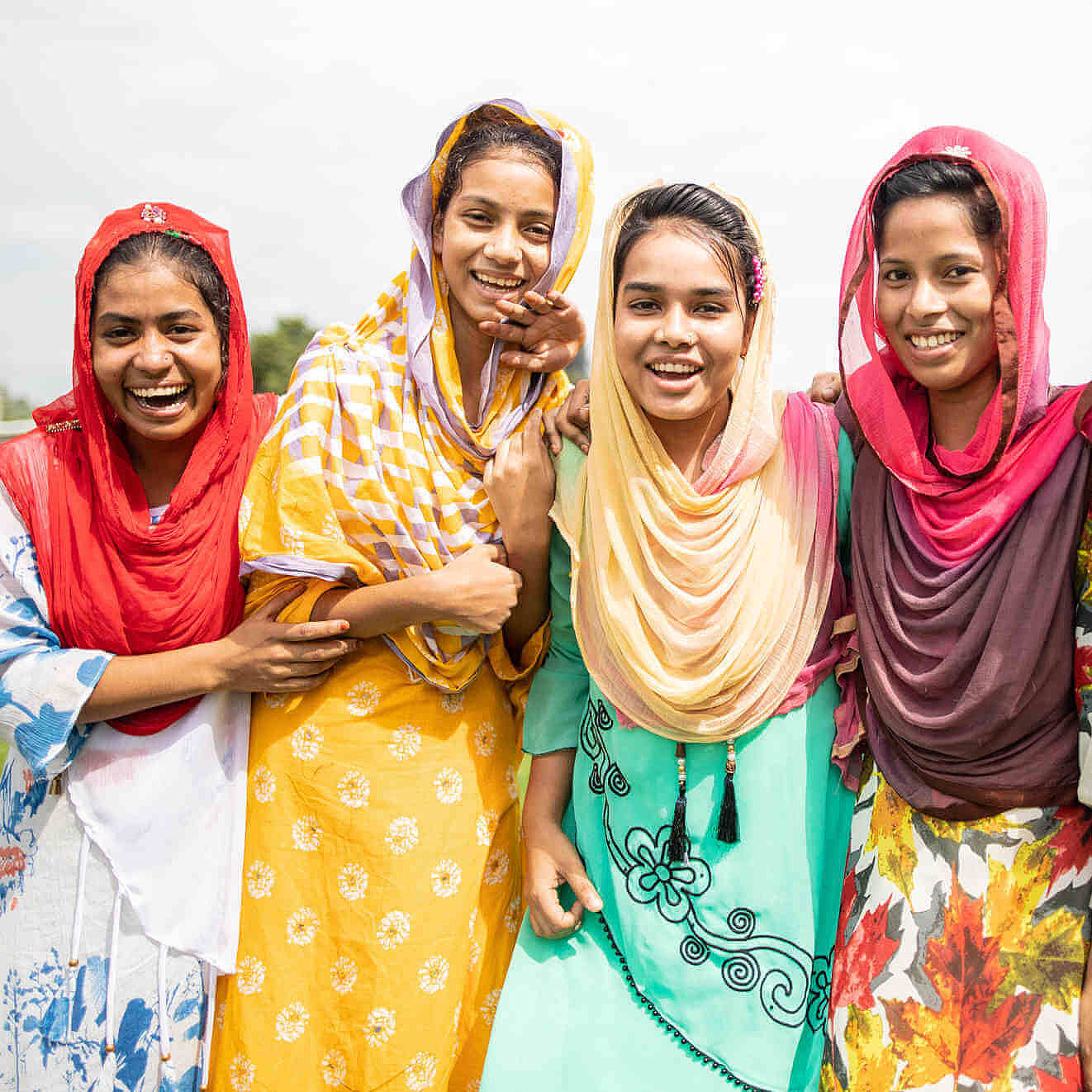 Fünf Teilnehmerinnen der CARE-Schulung in Bangladesch zum Thema "Frauen stärken" stehen zusammen und lachen
