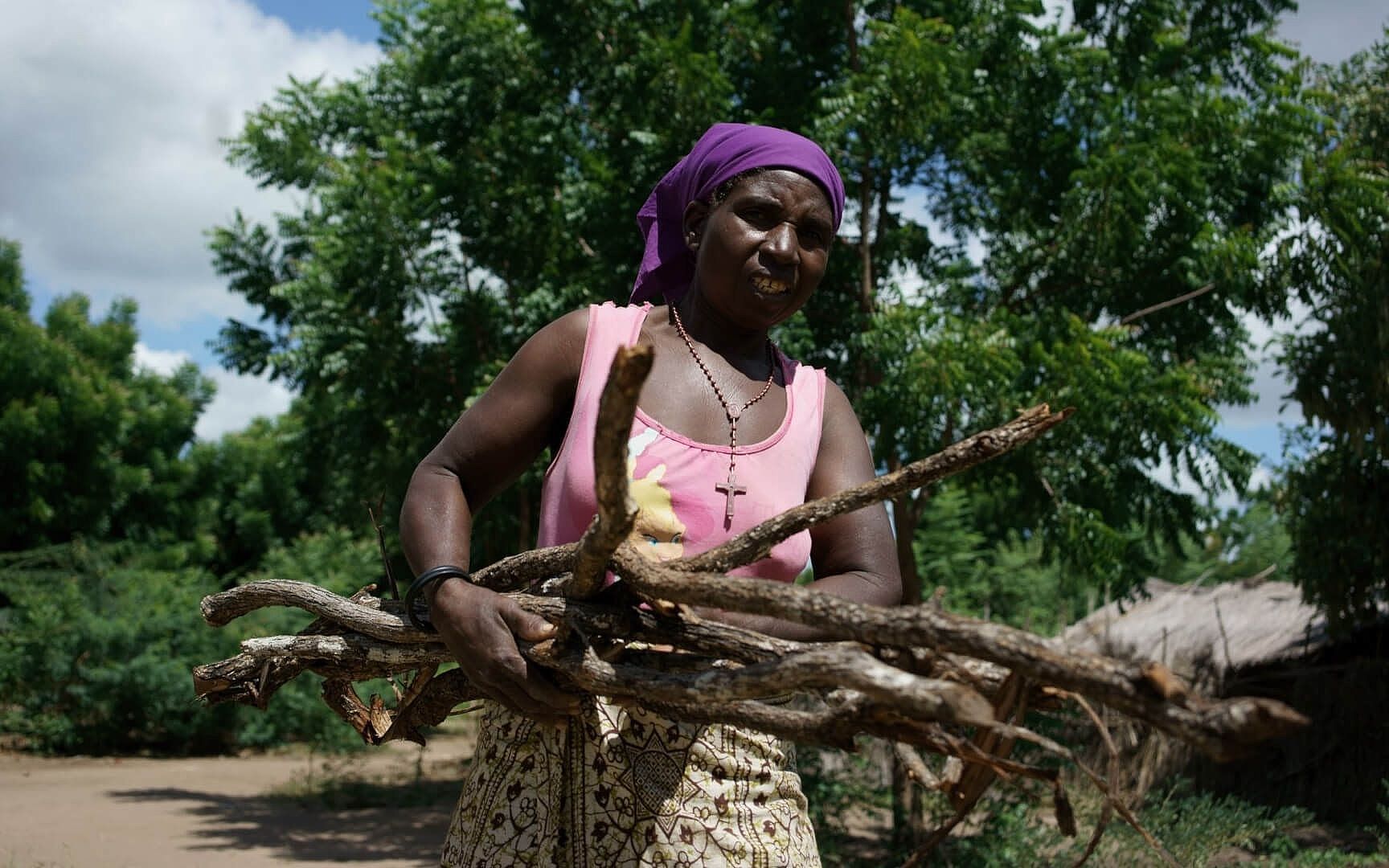 Rose aus Malawi trägt Holz