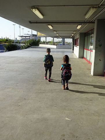 Kinder mit Schulranzen.