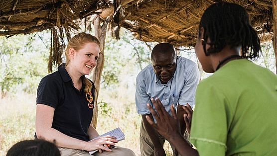 CARE-Deutschland-Mitarbeiterin Ninja Taprogge im Gespräch mit einer Frau im Tschad.