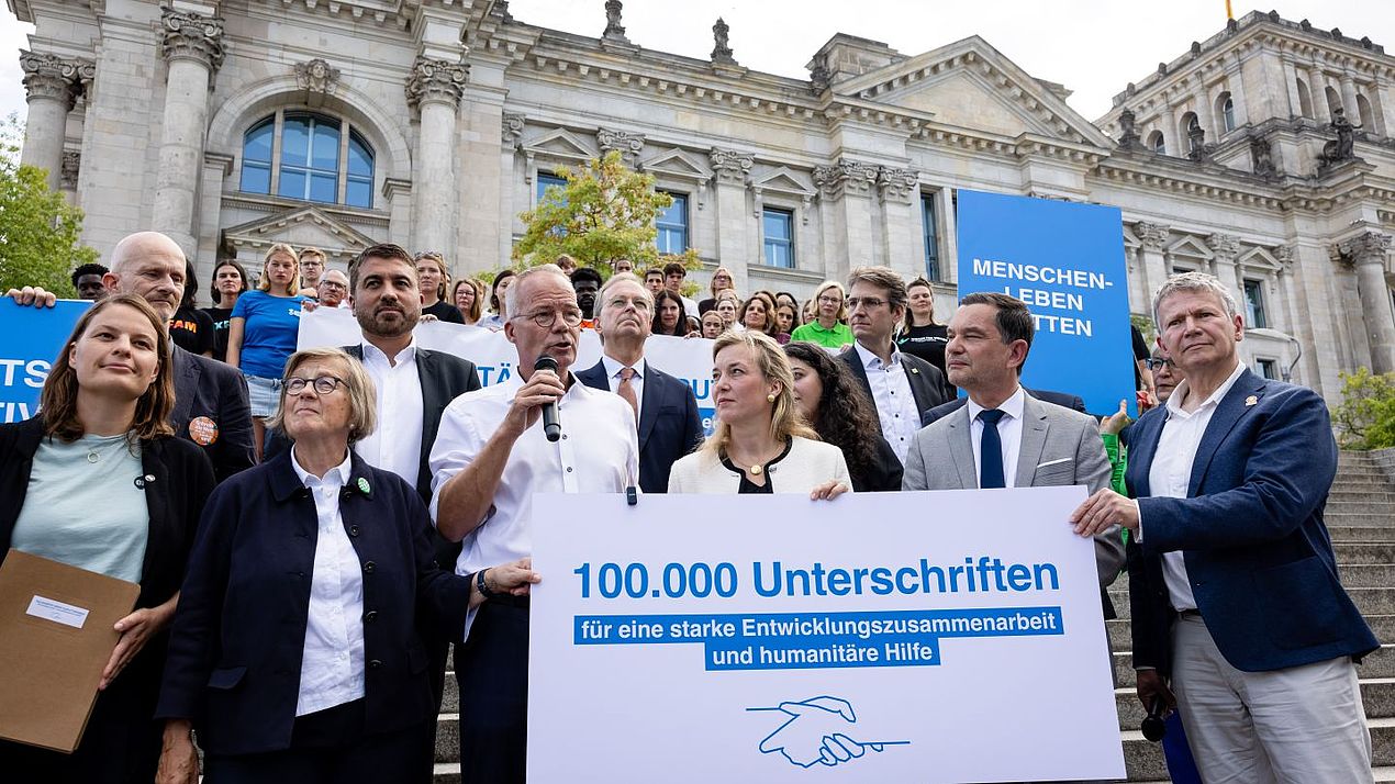 Ein Gruppenfoto von der Petitionsübergabe Solidarität nicht kaputtsparen. Foto: Jörg Farys