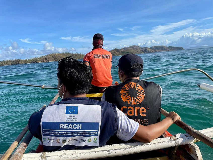 CARE Helfer auf einem Boot auf den Philippinen