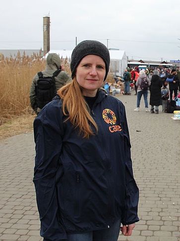 CARE-Helferin Ninja Taprogge blickt in die Kamera an einem polnisch-ukrainischen Grenzübergang.