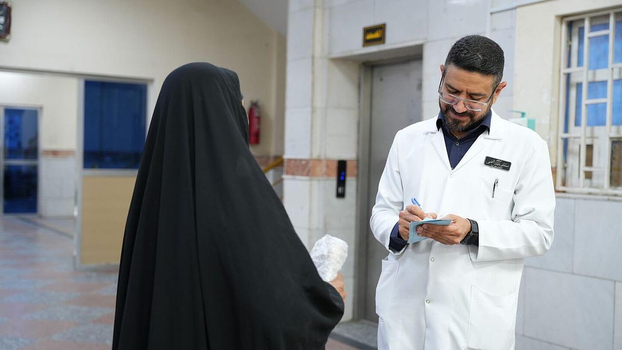 Dr. Mustafa im Gespraech mit Patientin Dr. Mustafa im Gespraech mit einer Patientin