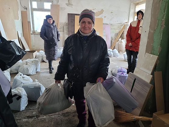 Iryna aus Kherson bekommt einen CARE-Paket