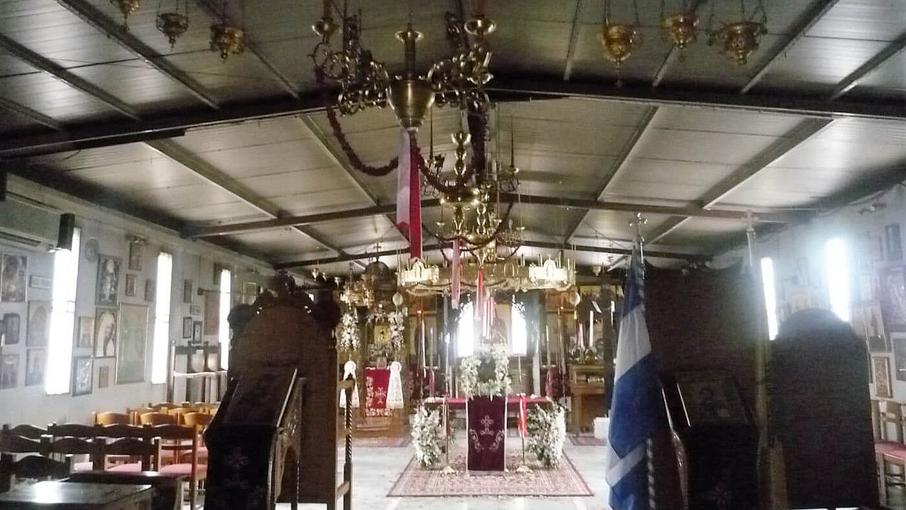 In einer Orthodoxen Kirche. Ein prunkvoll geschmückter Raum.