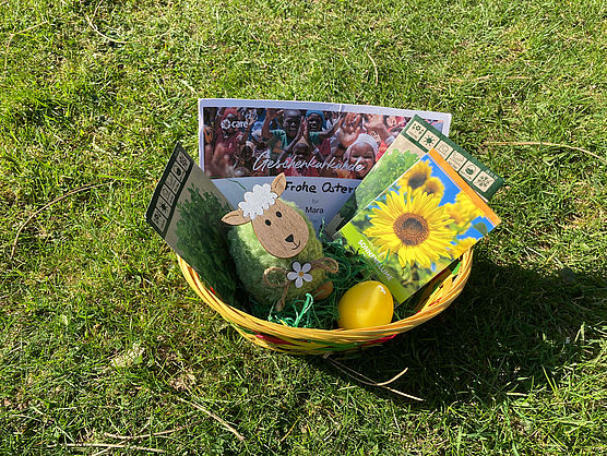 Ein Geschenkkorb mit CARE-Spendenurkunde Ein Geschenkkorb mit CARE-Spendenurkunde