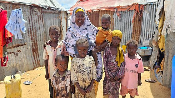 Fadumo mit ihrer Familie vor ihrer Unterkunft.