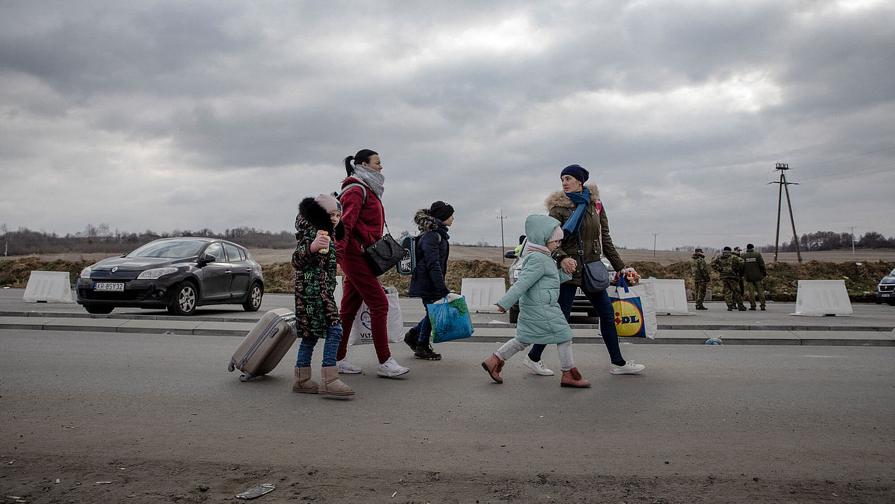 Eine geflüchtete Familie aus der Ukraine mit Gepäck.