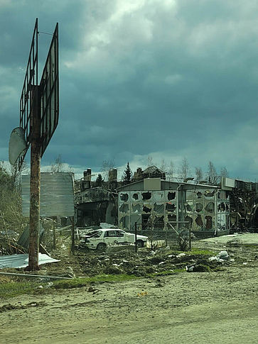 Zerstörte Gebäude auf dem Weg nach Kiew.