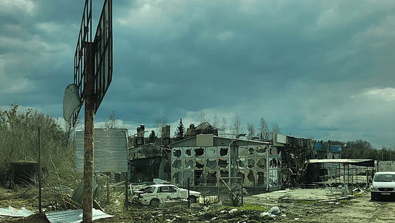 Zerstörte Gebäude auf dem Weg nach Kiew.