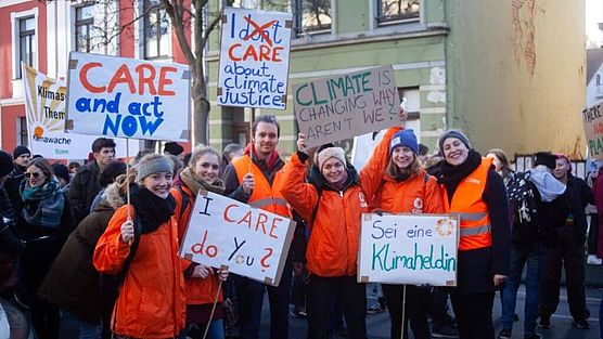 CARE-Mitarbeitenden mit Protestschildern 2019 beim Klimastreik in Bonn