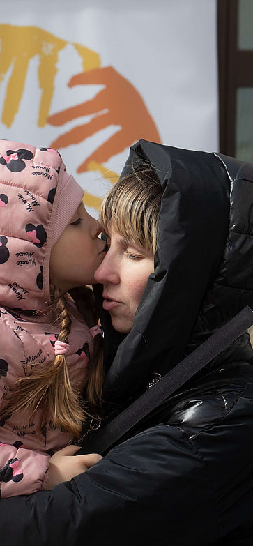 Geflüchtete Mutter und Tochter bei CARE Verteilaktion in der Ukraine