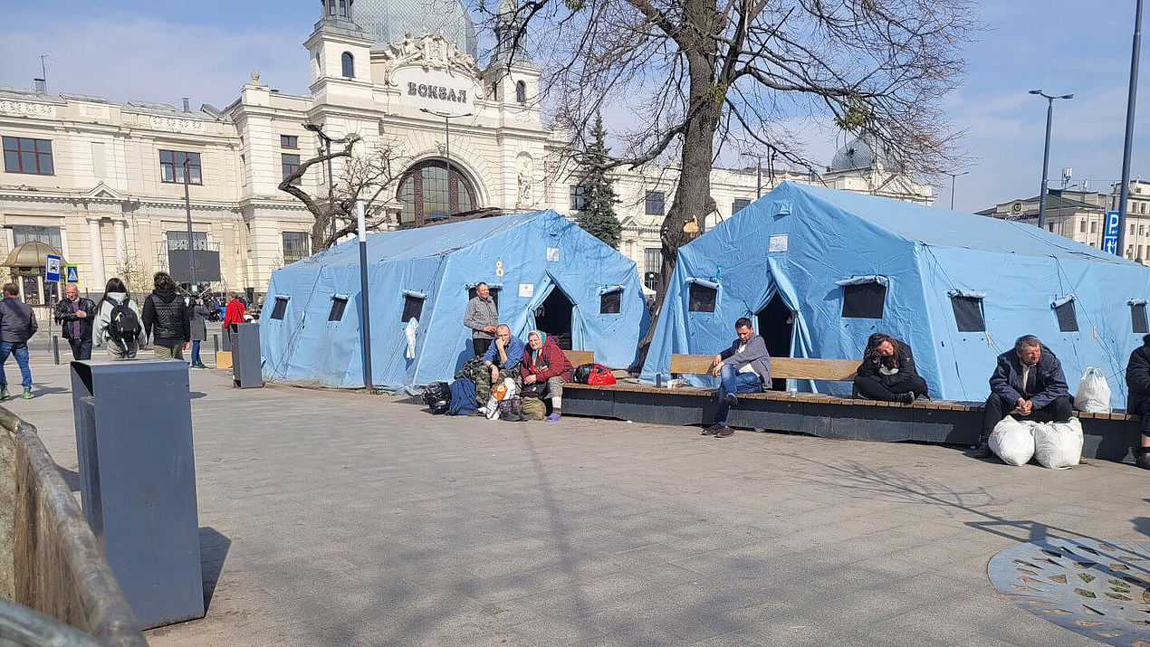Zelte am Bahnhofsvorplatz in Lwiw, Ukraine.