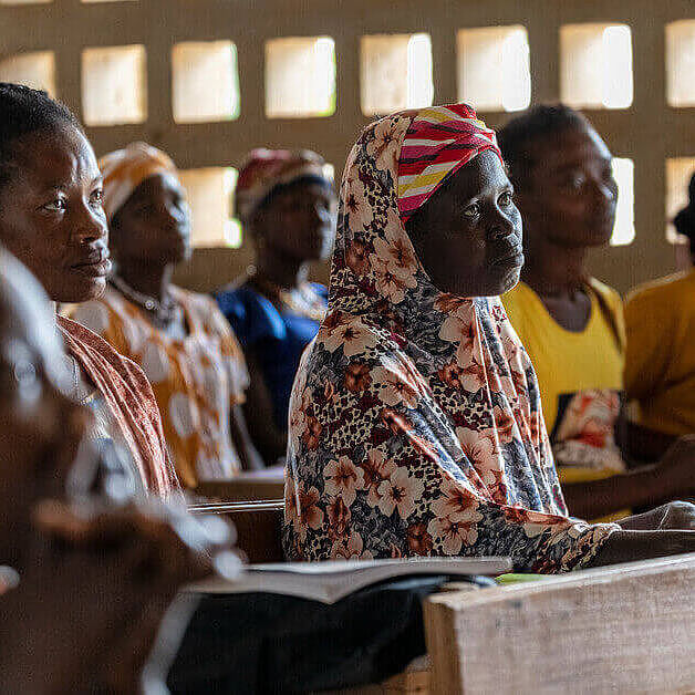 Frauen in einer Bildungsenrichtung von CARE in der Elfenbeinkueste