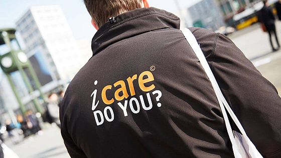 care-deutschland-teilnehmer-straßenaktion-syrien Ein Teilnehmer einer CARE-Straßenaktion für Syrien.
