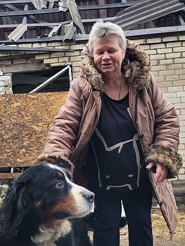 Olga hält einen Hund an der Leine.