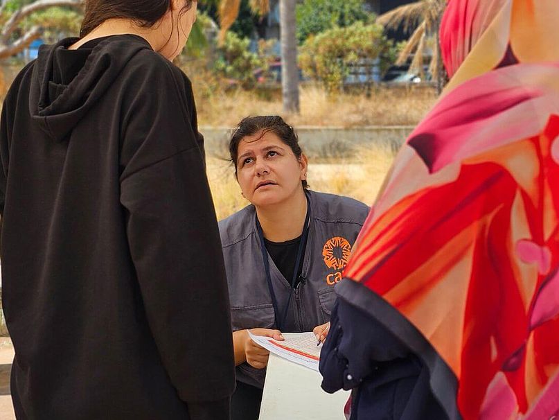 Eliane im Gespraech Eliane im Gespraech mit Empfaenger:innen von Dignity Kits.