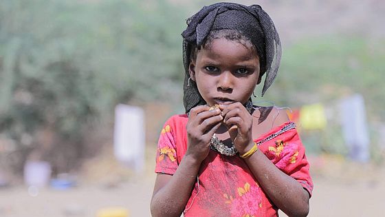 Geflüchtetes Mädchen im Jemen.