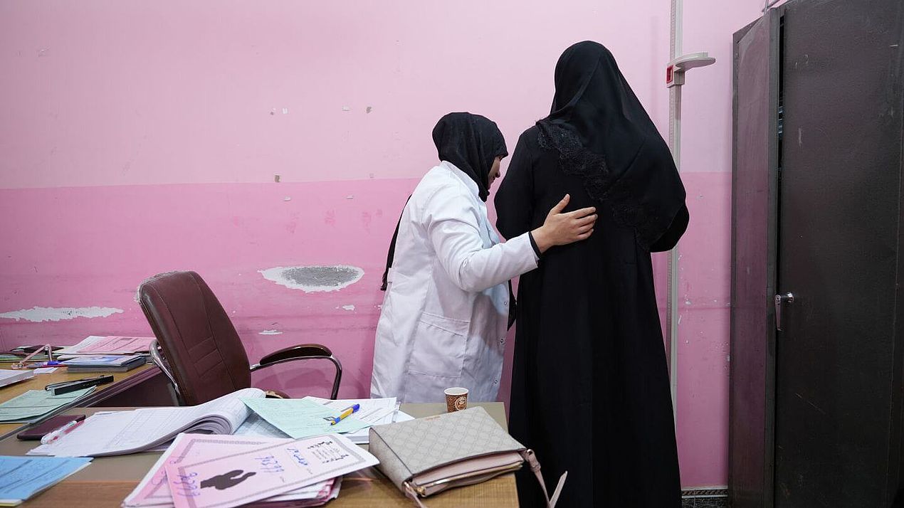 Sarah Yasin mit Patientin Sarah Yasin mit einer Patientin.
