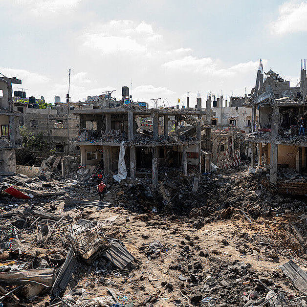 Ein komplett zerstörtes Straßenbild in Palästina durch einen Bombenangriff.