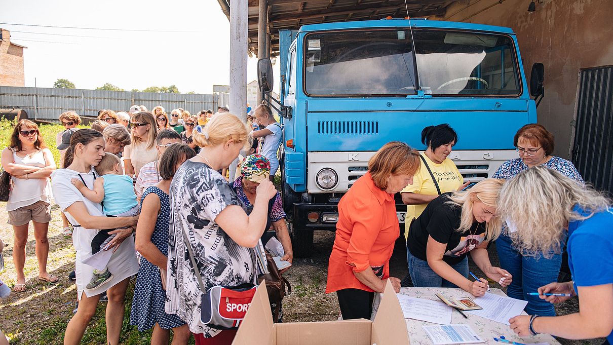 Frauen in der Ukraine warten in einer Schlange
