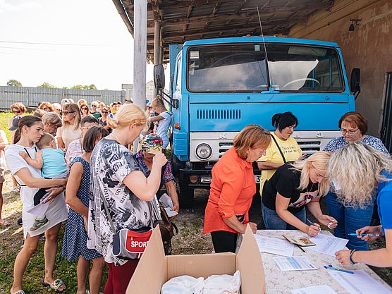 Warteschlange in der Ukraine Frauen in der Ukraine warten in einer Schlange