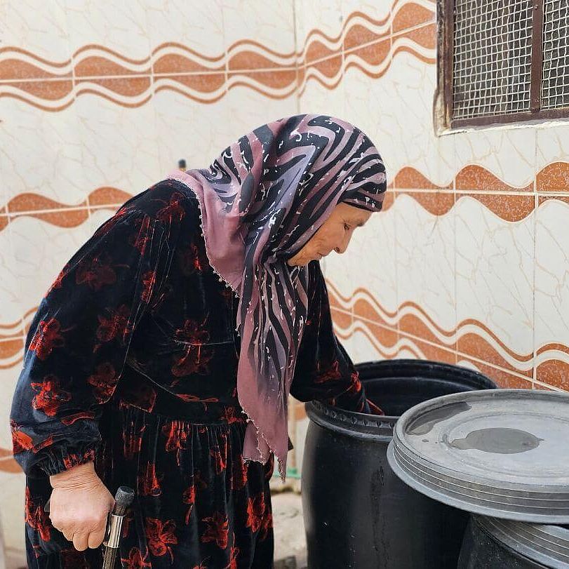 Mufieda kontrolliert ein Wasserbehälter Mufieda kontrolliert ein Wasserbehälter.