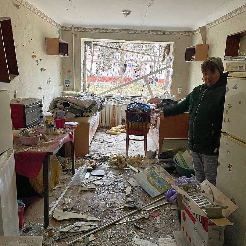Zerstoerung nach Bombeneinschlag Zerstoerung in einer Notunterkunft nach Bombeneinschlag