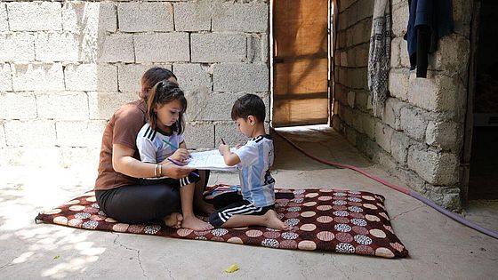 Marwa verbringt Zeit mit ihren Kindern.