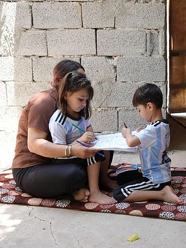 Marwa verbringt Zeit mit ihren Kindern.