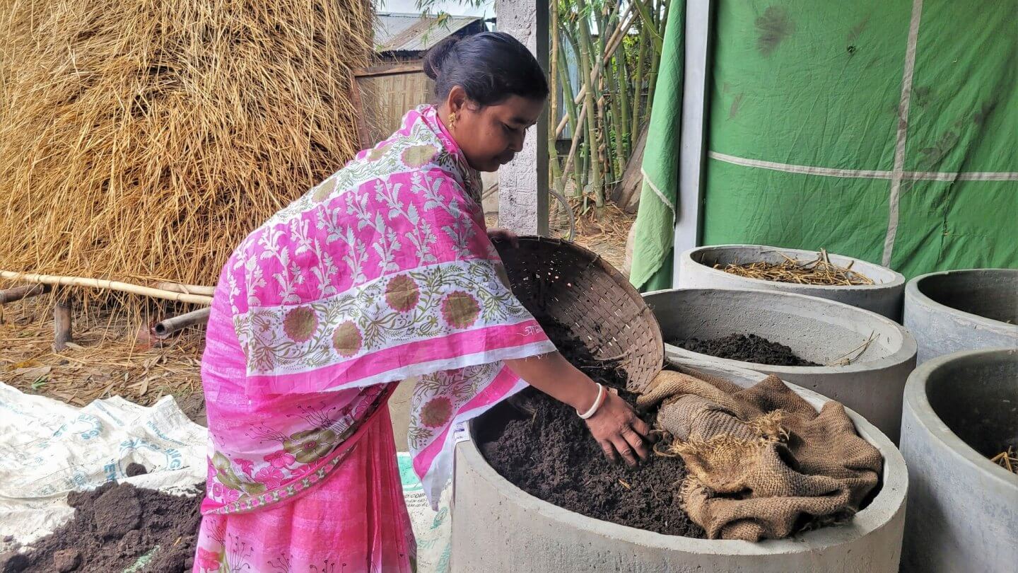 Radhika arbeitet am Kompost.