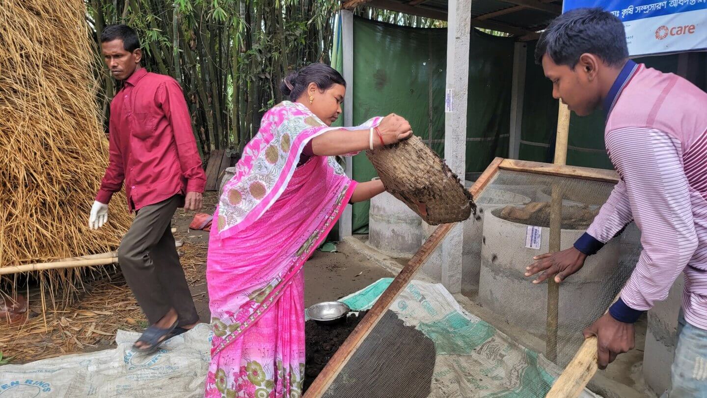 Radhika siebt den Kompost