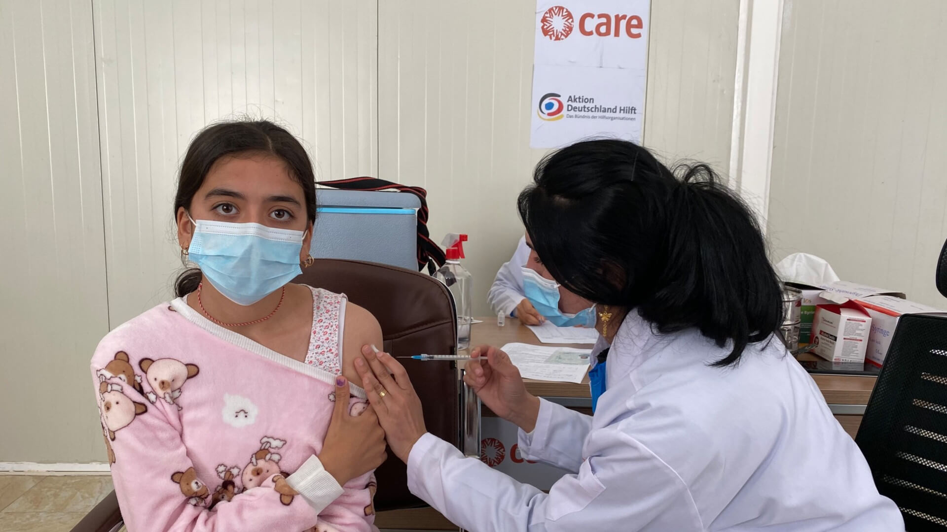 Ein Mädchen im Irak wird geimpft