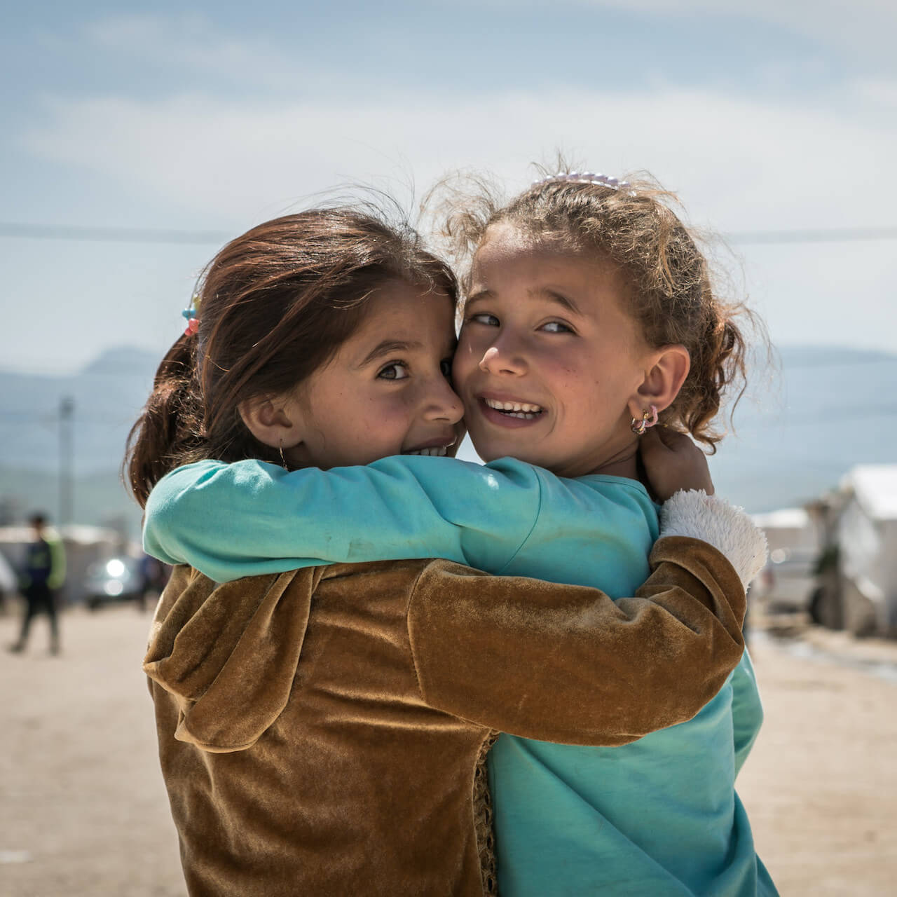 Zwei Mädchen im Irak umarmen sich.