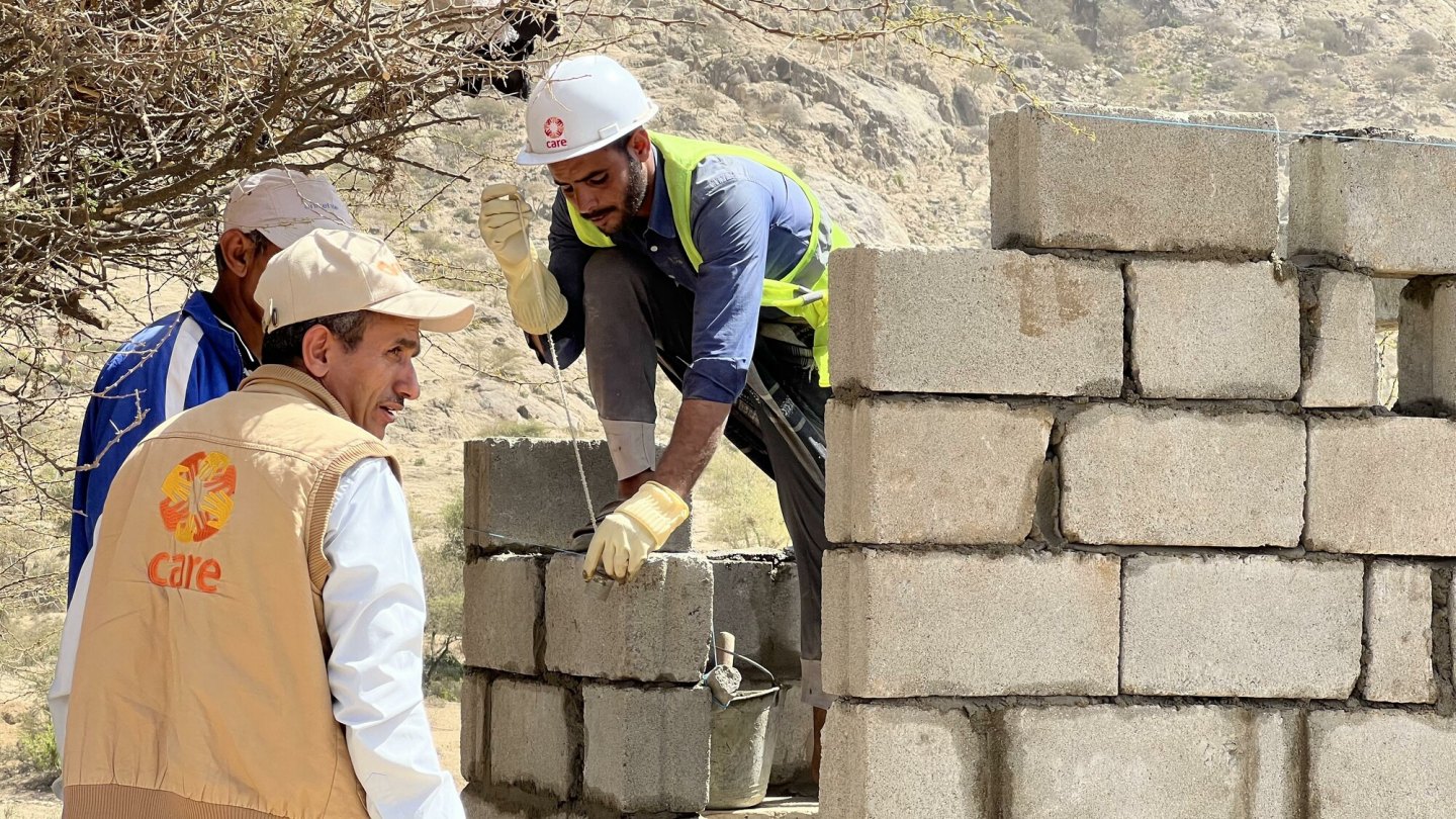 Mohammed und seine Kollegen bauen Latrinen.